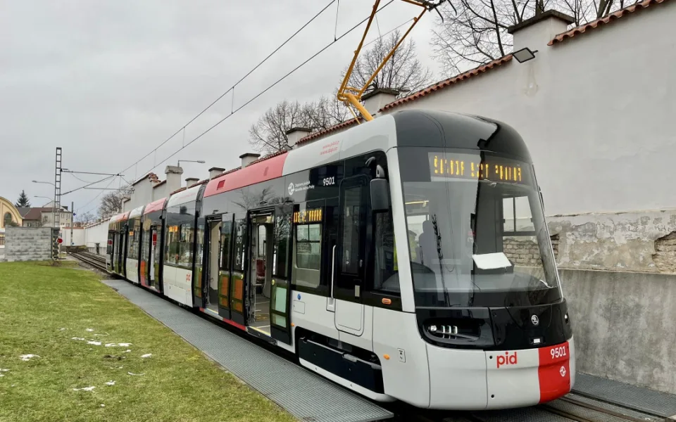 První tramvaj vyrobená speciálně pro Prahu má za sebou první projížďku. V hlavním městě ji uvidí už v dubnu