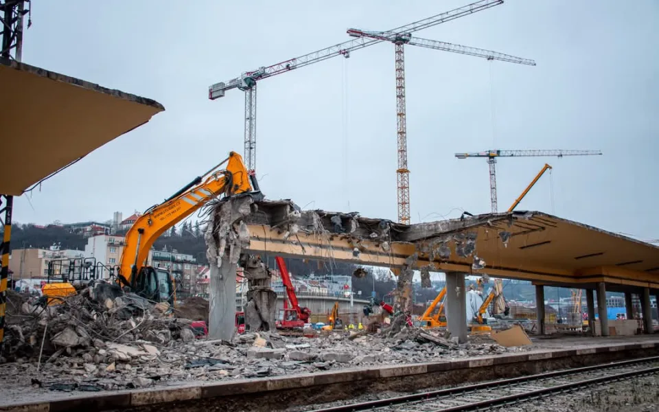 Demolice u smíchovského nádraží omezí dopravu, dolů jdou mosty