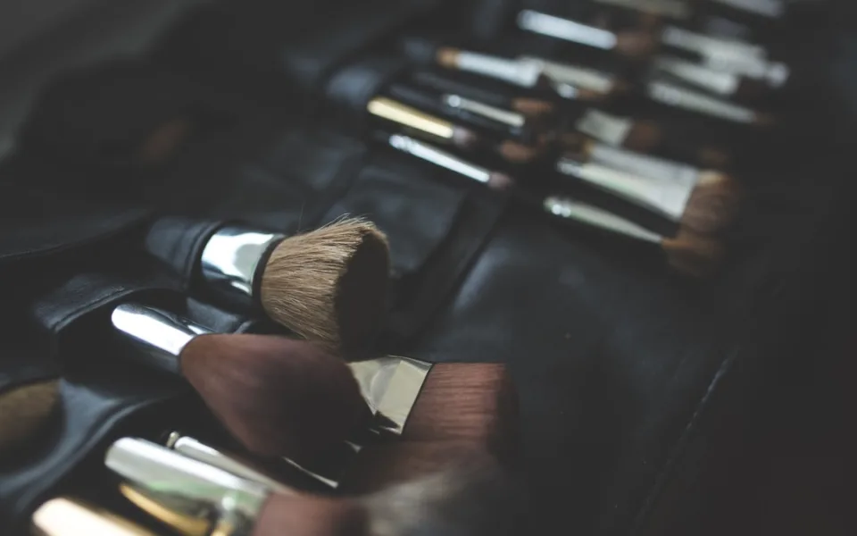 Jak správně vyčistit štětce na make-up? Použijte speciální čistič nebo dětský šampon