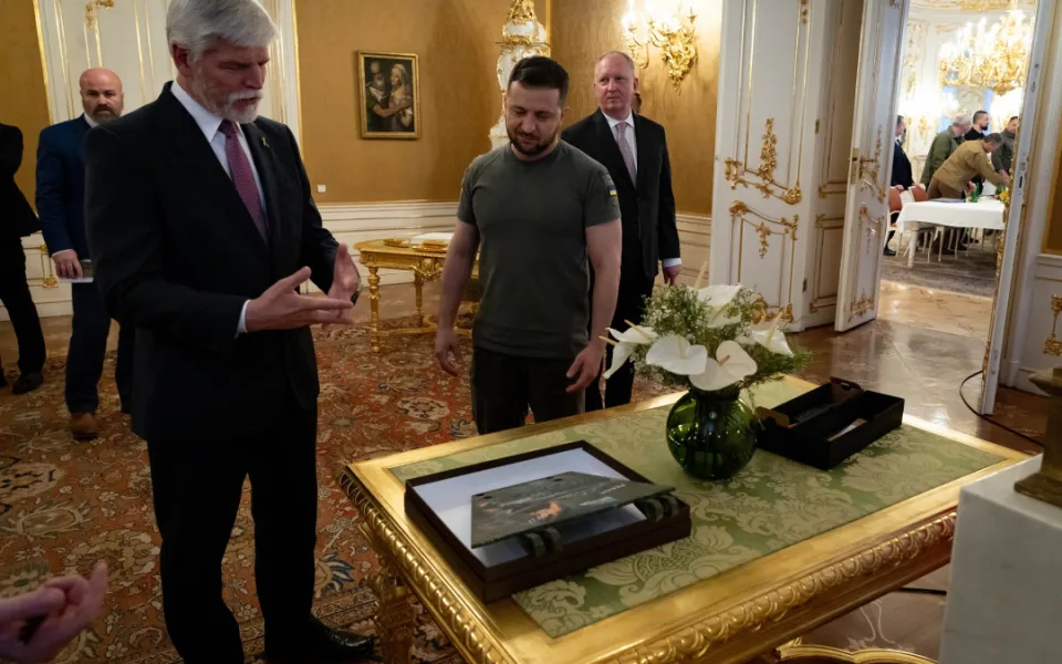 Tankový díl z Ukrajiny, stříbrná větev z Filipín. Na Pražském hradě jsou vystaveny protokolární dary pro prezidenta