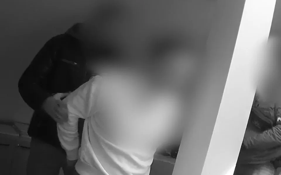 Policie zadržela muže, který v listopadu na ulici zbil dvě mladé dívky, když nereagovaly na jeho pokusy o seznámení