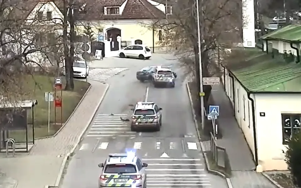 Řidič pod vlivem drog ujížděl policii v Praze, je podezřelý z obecného