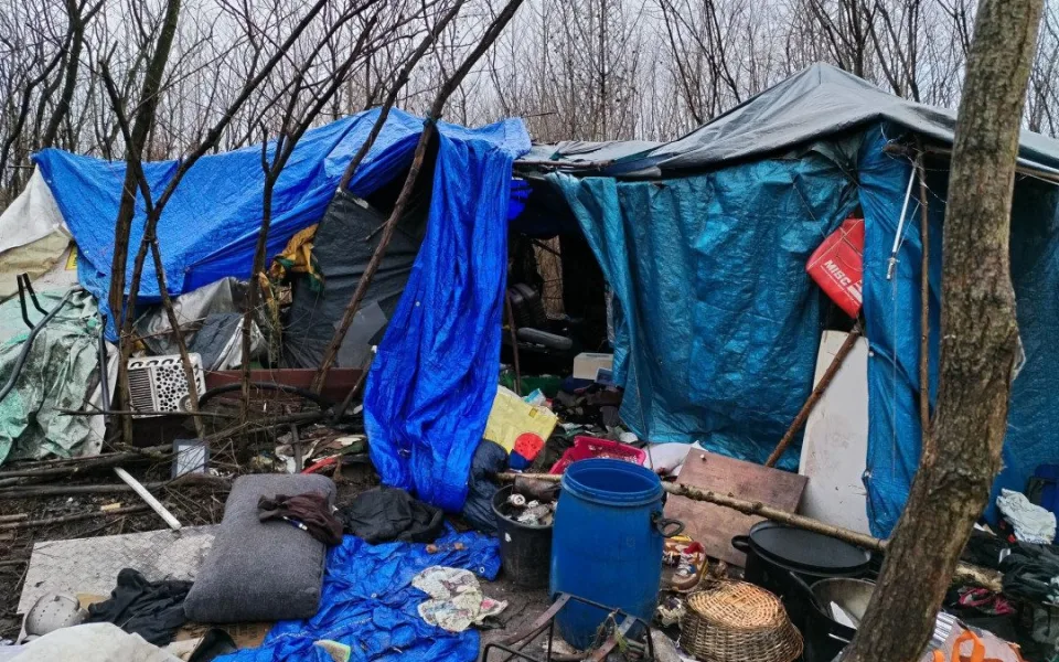 Praha 4 postupně likviduje nelegální ležení po lidech bez domova. Kromě úklidu nabízí i pomoc