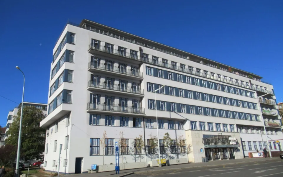 Policie v hotelu na Praze 5 nenašla žádné výbušné zařízení, muž, který se zavřel v pokoji je v nemocnic