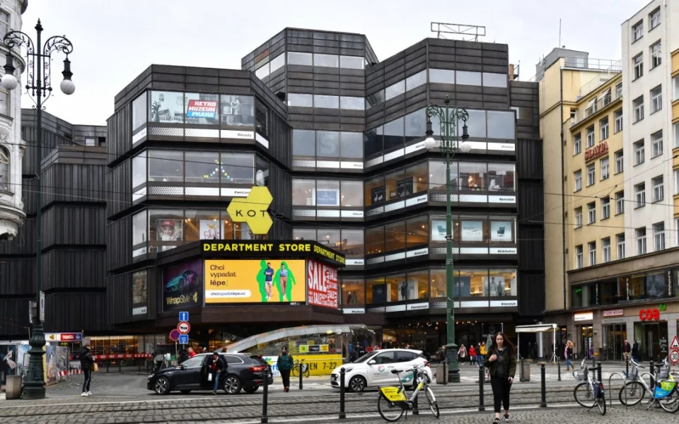 Z budovy Kotvy sanační firma odstraní zhruba 308 tun materiálu s azbestem.