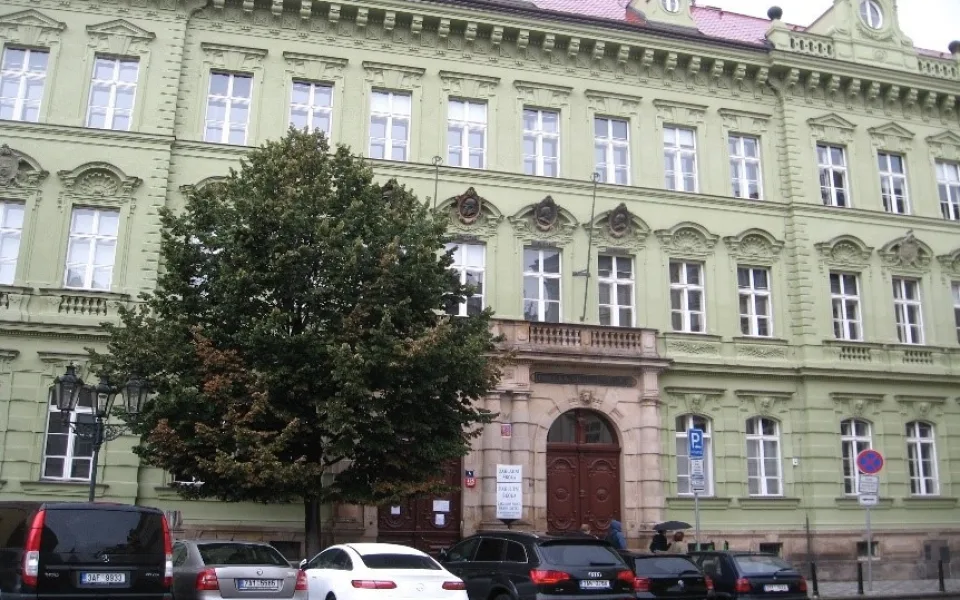 Budova ZŠ Brána jazyků ve Vojtěšské ulici
