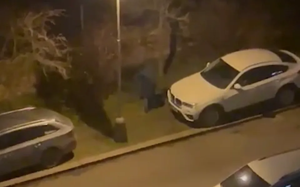 Naštvali ho špatně parkující fotbaloví fanoušci a tak prořezal 75 pneumatik
