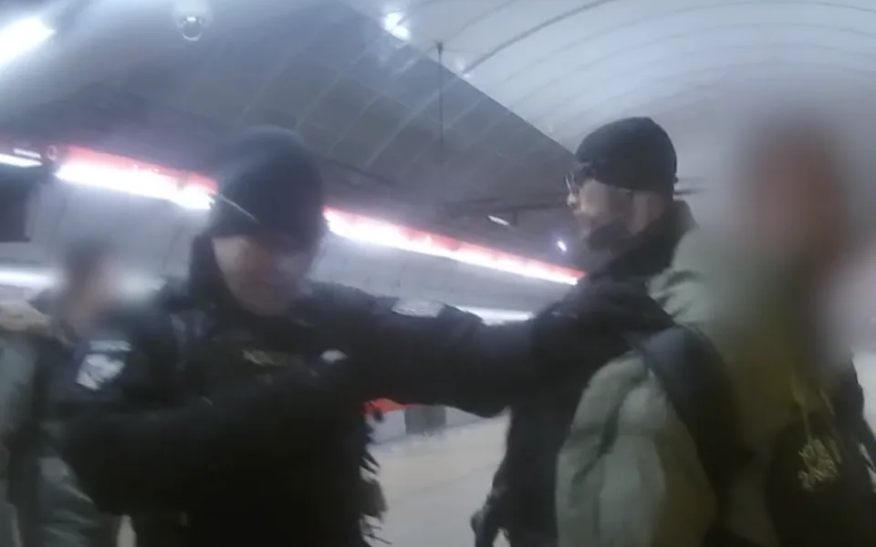 Muž s nožem v metru vyhrožoval cestujícím, policie hledá svědky.