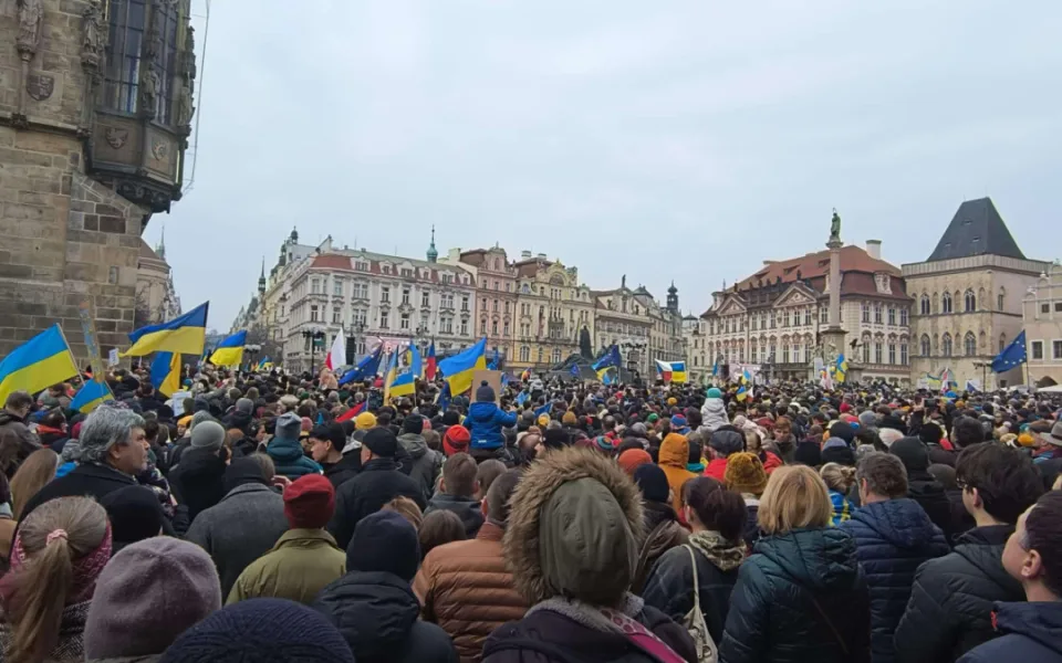 Tisíce lidí si v Praze připomínají tři roky od invaze na Ukrajinu. Na shromáždění mluvil i prezident Pavel