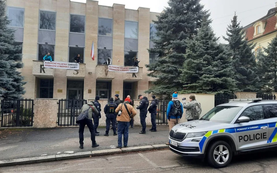 Aktivisté vyvěsili v areálu Ruského střediska vědy a kultury transparenty a požadovali jeho uzavření