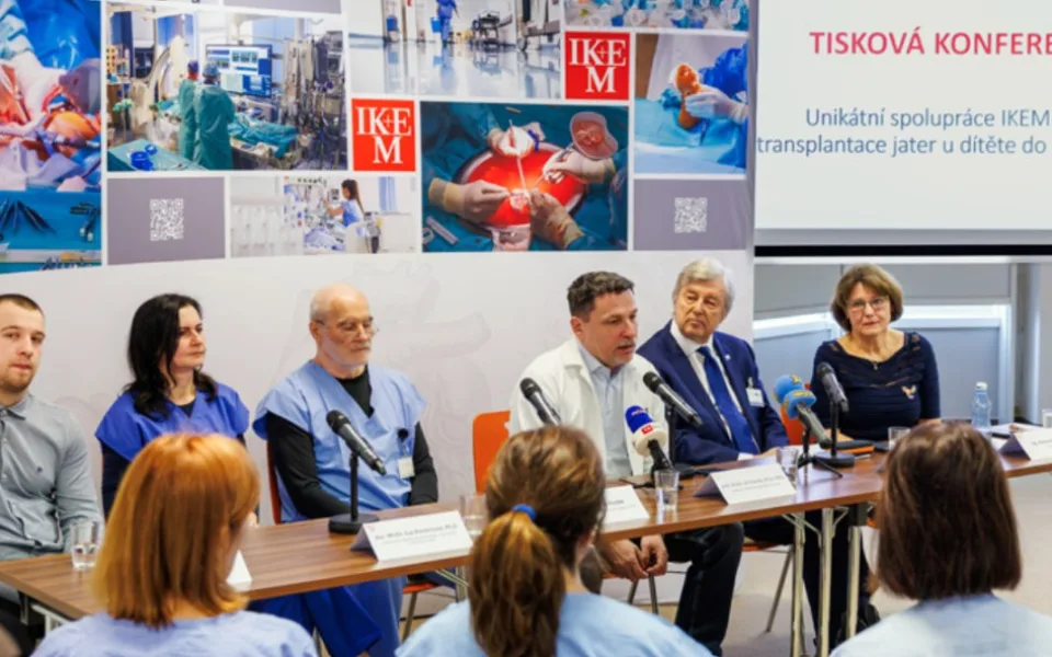 Lékaři IKEMu a Thomayerovy nemocnice úspěšně transplantovaly játra teprve pětitýdenní Rozálce