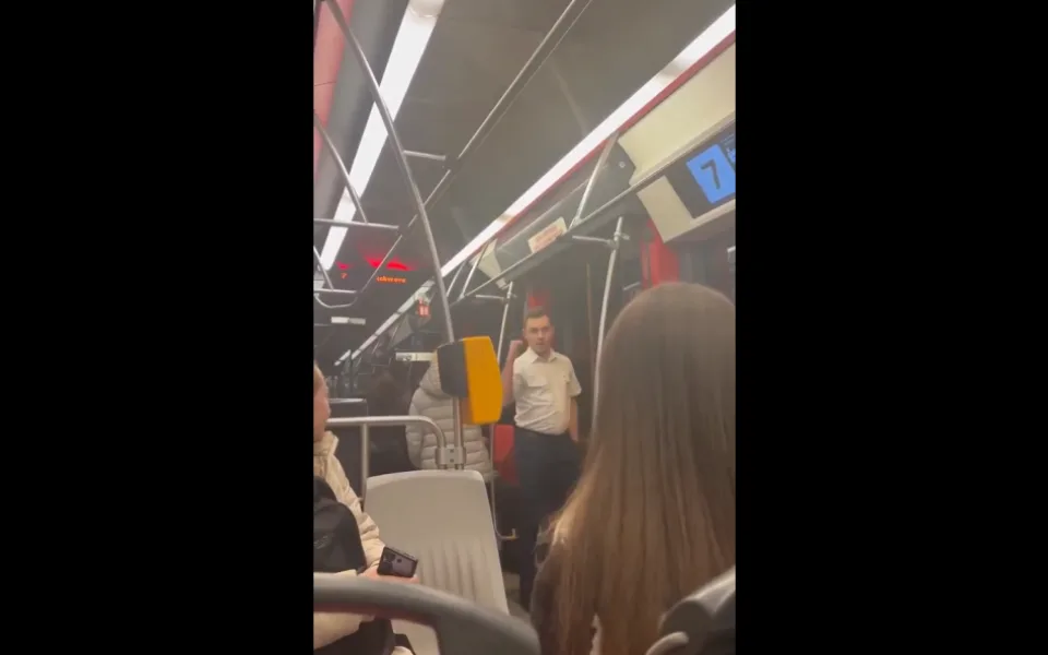 Řidič tramvaje urážel ukrajinské rodiče a donutil je vystoupit, případu se věnuje policie