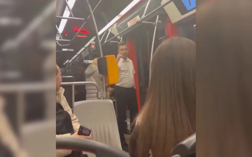 Dopravní podnik ukončil spolupráci s řidičem, který křičel na ukrajinský pár s dítětem