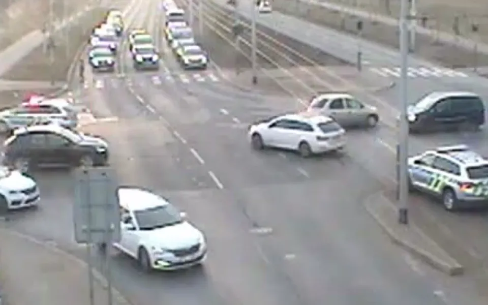 VIDEO: Policisté doprovodili auto s malým chlapce do nemocnice