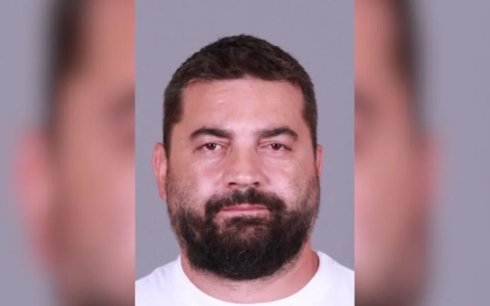 Policie stále hledá Srba, který měl brutálně útočit nožem v centru Prahy.