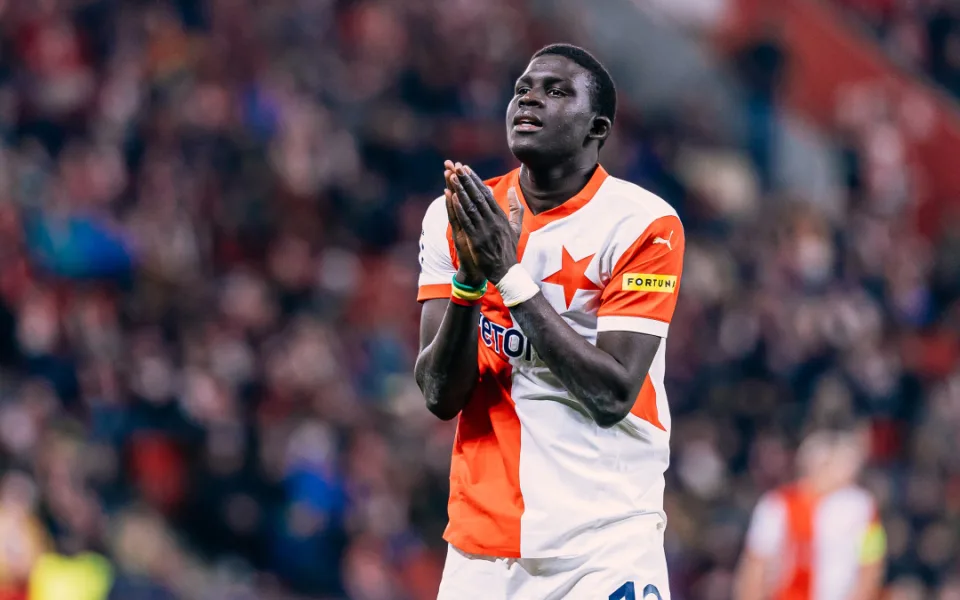 Slávista Diouf utrpěl prasklinu v lýtkové kosti, chybět bude minimálně tři týdny