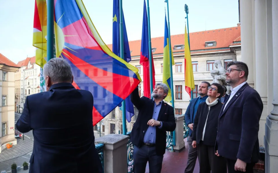 Vlajka na budově magistrátu.