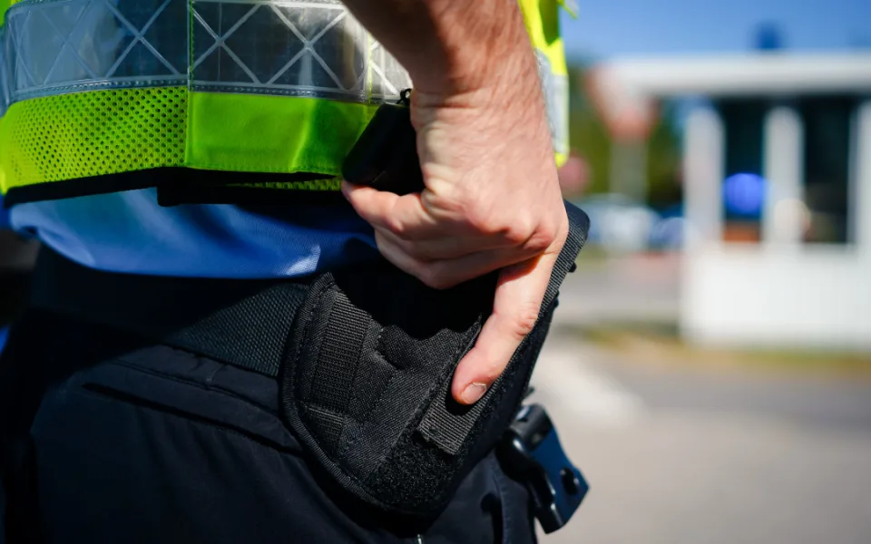 Policisté z celé republiky pátrali po nebezpečném Slovákovi, zadrželi ho v Praze 9