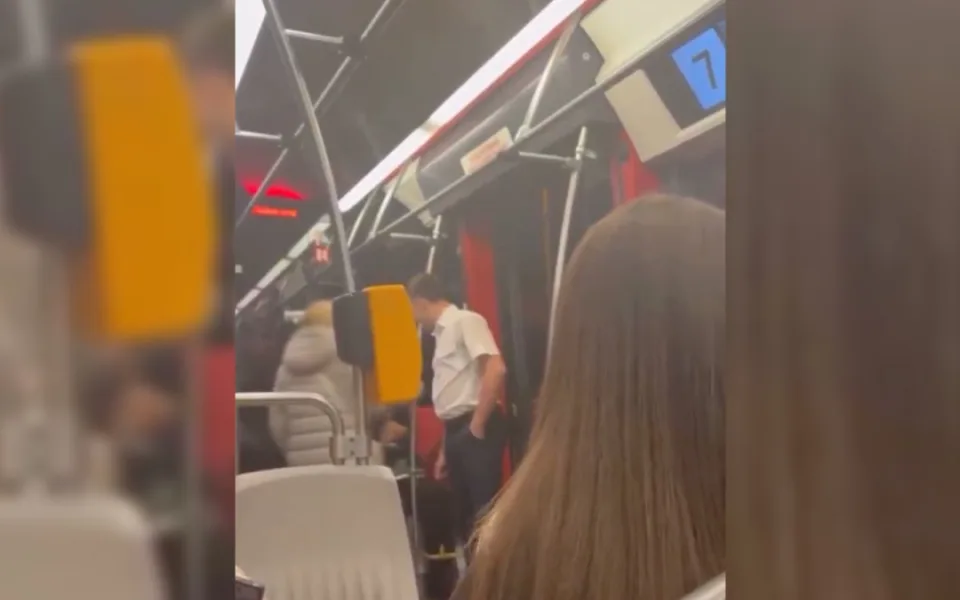 Policie vyšetřuje případ vyhození ukrajinské rodiny řidičem tramvaje.