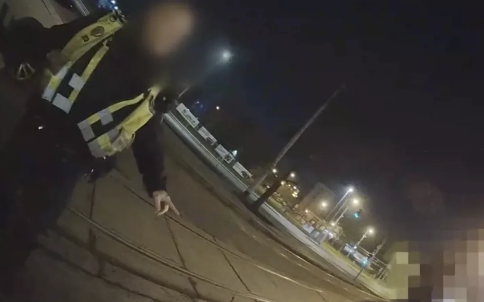 Muž skončil v poutech.