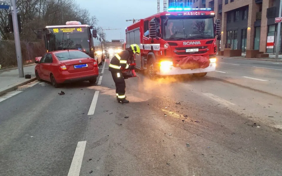 V Praze se srazil autobus s autem, jeden člověk se zranil