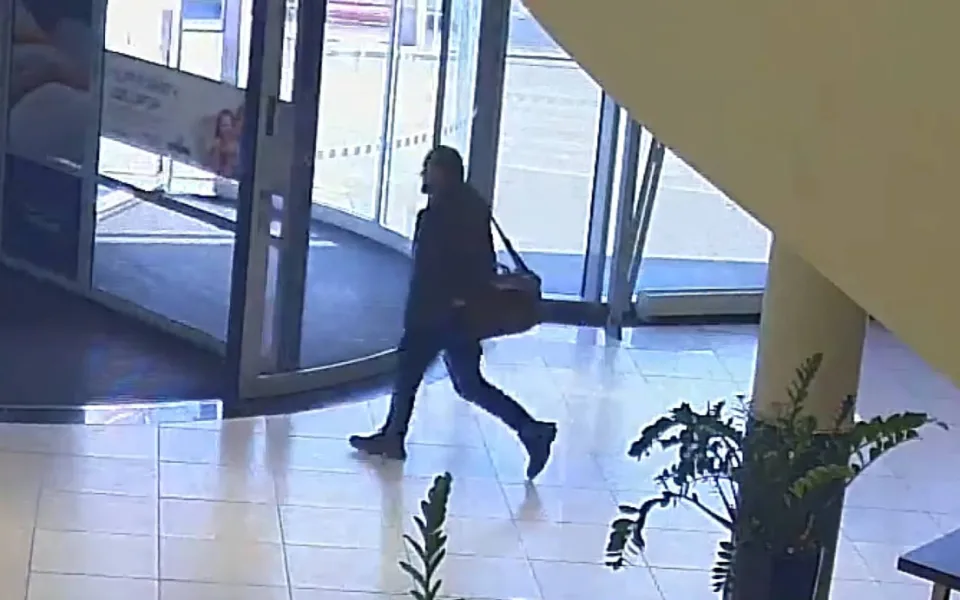 VIDEO: Muž ohrožoval zbraní otce s malým synem. Důvodem bylo, že dítě klepalo nohou do lavice