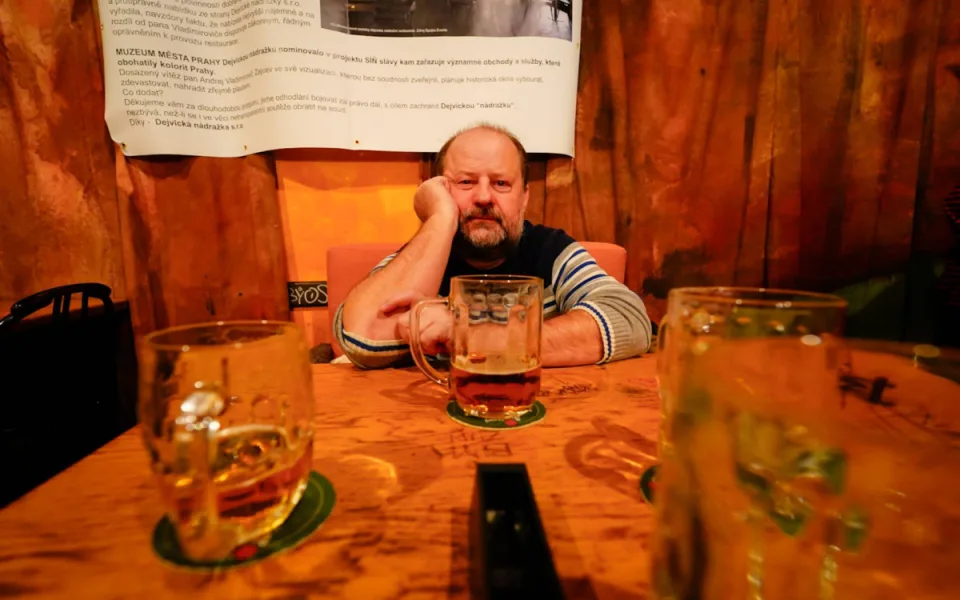Hospodské prostředí pomáhá udržovat vztahy a komunity, nádražky ale postupně vymizí, říká odborník na pivní kulturu