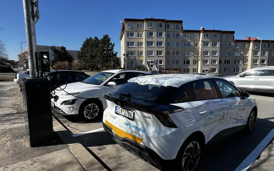 Město uvedlo do provozu 50 nových dobíjecích stanic pro elektormobily