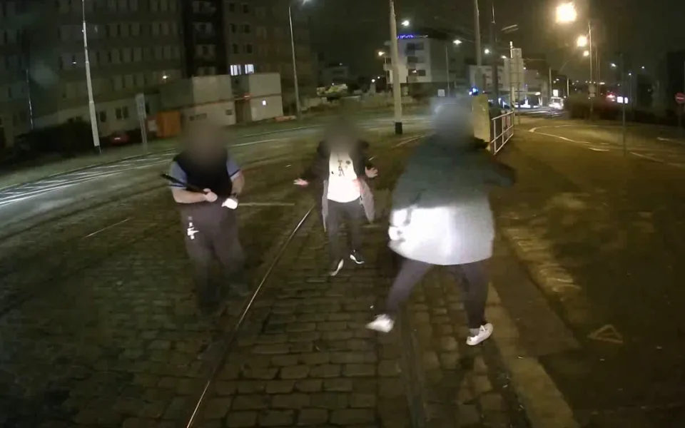 Dvojice se poprala na zastávce Lehovec.
