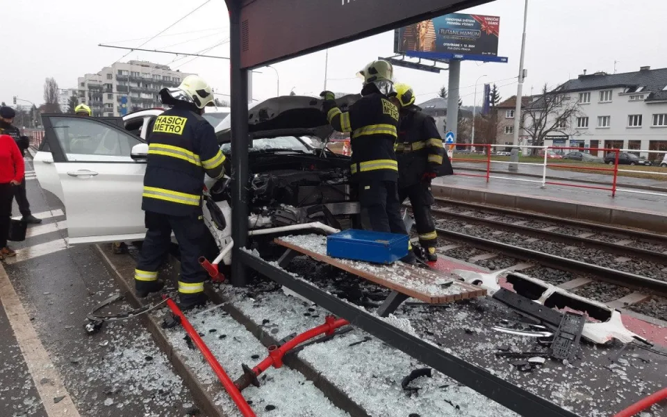 Zemřela spolujezdkyně z auta, které v Praze najelo na zastávku