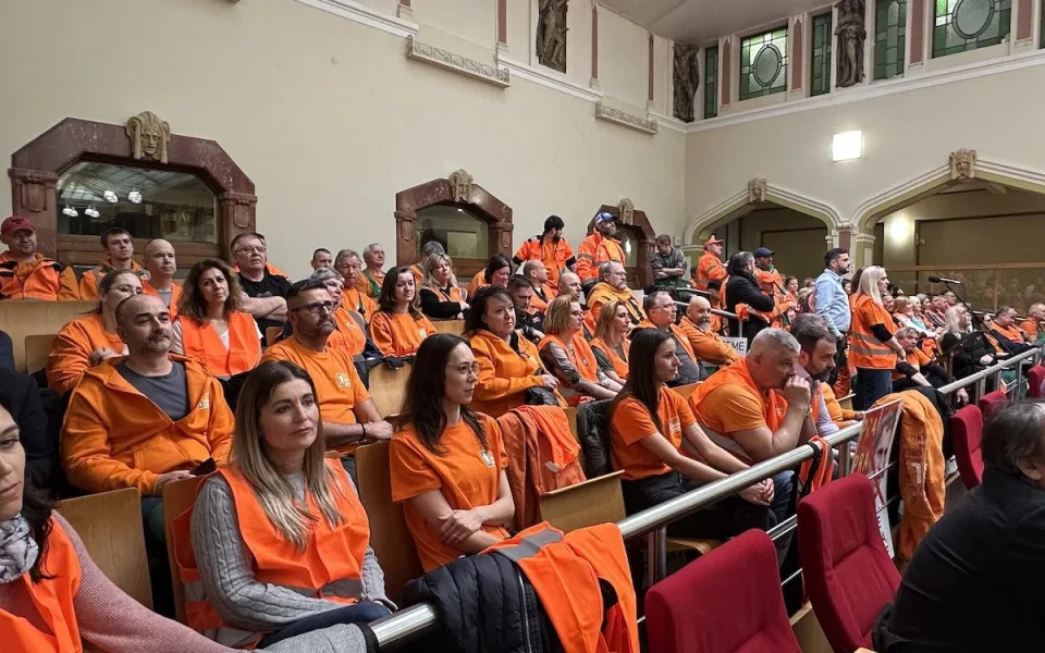 Zaměstnanci Pražských služeb přišli protestovat na magistrát, zastupitelé zařadili jejich požadavky na program