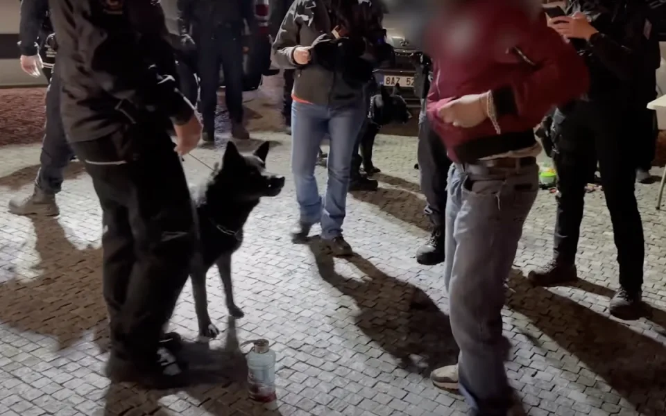 Policisté zkontrolovali stovky osob na Andělu a v ubytovnách v Libuši.