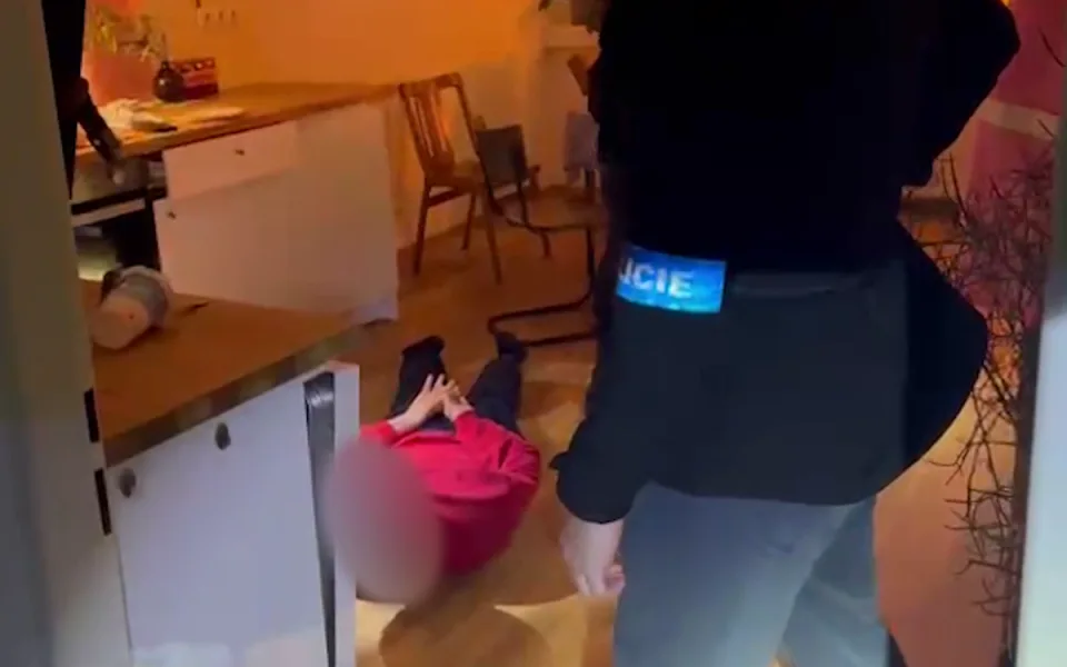 Muž skončil v poutech.