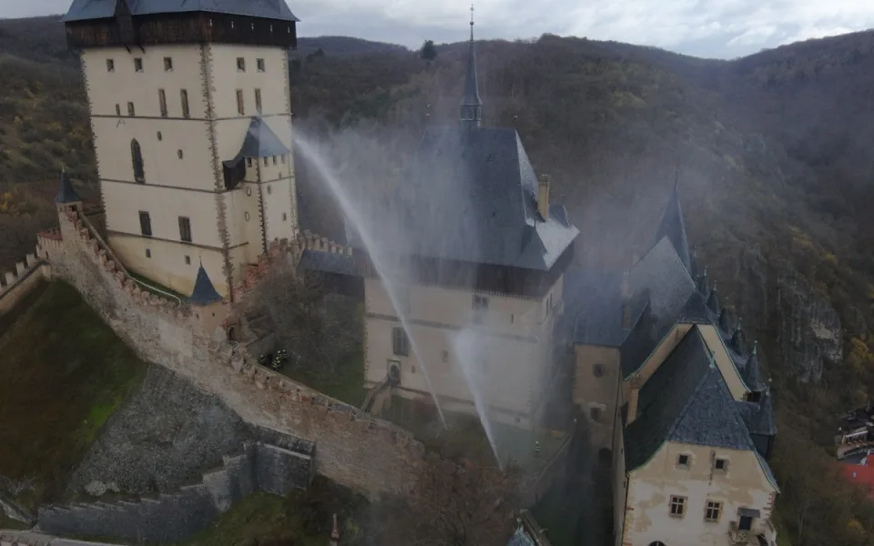 Hasiči cvičili na Karlštejně, po dvou letech vyzkoušeli místní suchovodní potrubí