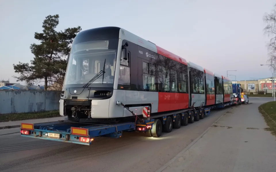 První tramvaj vyrobená speciálně pro Prahu dorazila do hlavního města