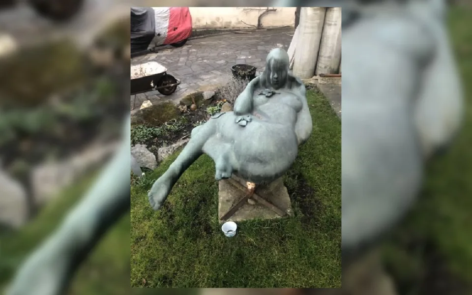 Socha Rosa zmizela ze zahrady v Libni.