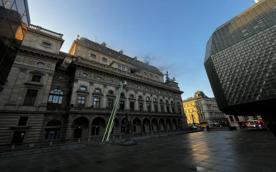 Loňský požár Národního divadla zřejmě způsobila odhozená cigareta