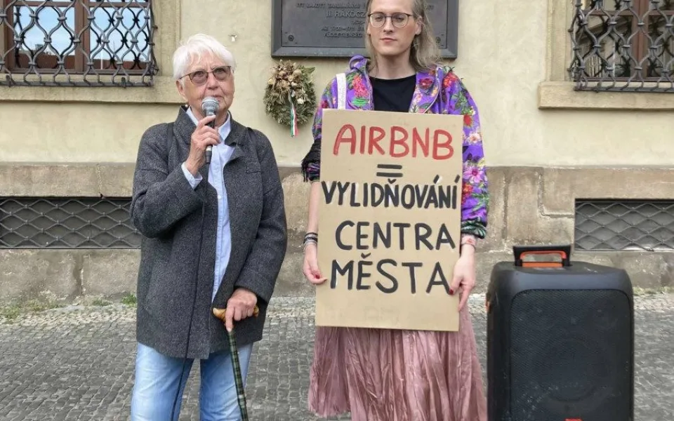 V centru Prahy lidé demonstrovali za omezení krátkodobých ubytování