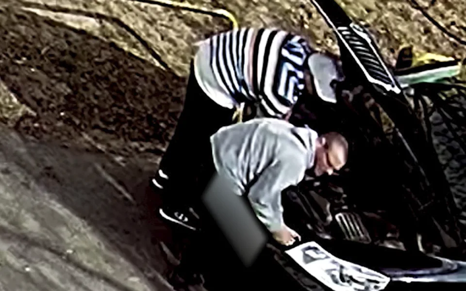 VIDEO: Policie hledá zručné zloděje. Světla ze škodovky ukradli za necelou minutu