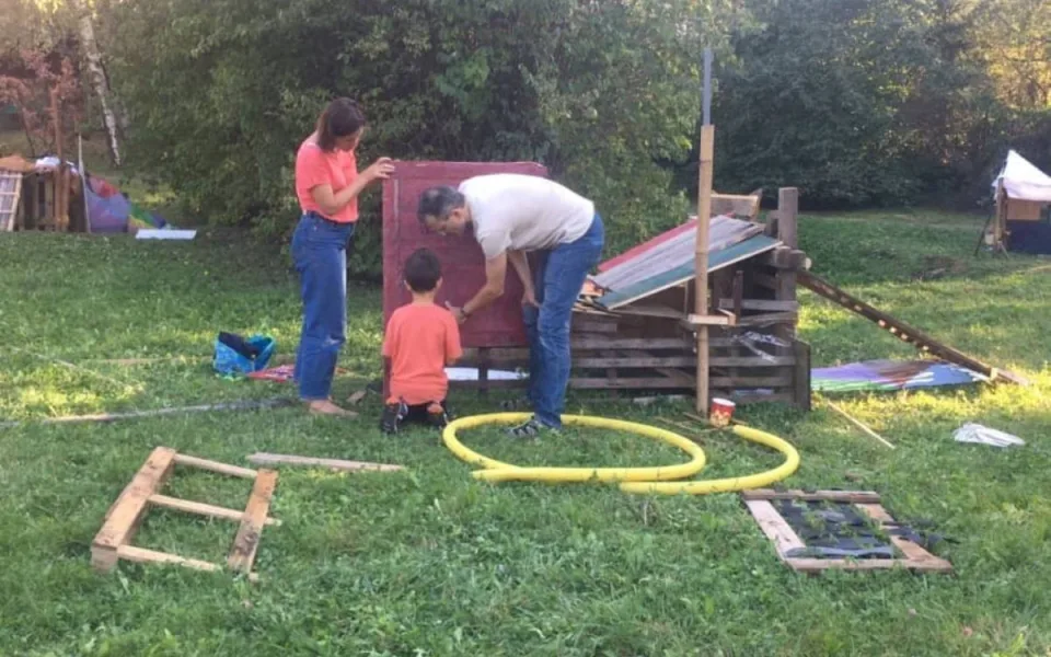Trojka znovu otevře dobrodružné hřiště, kde si děti pod dozorem lektorů budou moci postavit bunkr nebo domeček