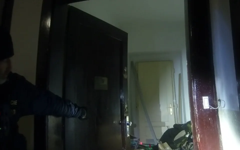 VIDEO: Zloděj se vloupal do bytu, když majitelé spali. Dveře si otevřel kartou