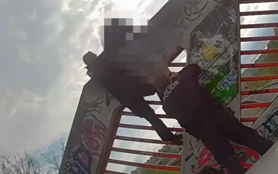 VIDEO: Strážníci pomohli chlapci dostat se z tubusu metra, odkud nedokázal slézt