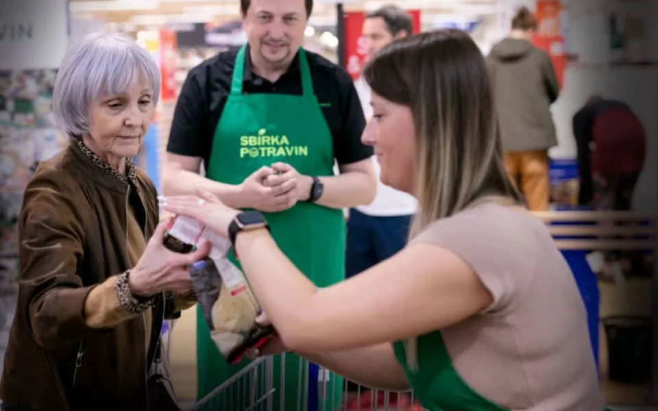 Dnes probíhá potravinová sbírka v kamenných obchodech. Nejvíce jsou potřeba trvanlivé potraviny a drogerie