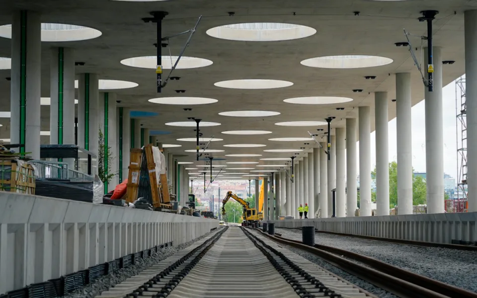 FOTOGALERIE: Trať mezi Bubny a Výstavištěm bude v provozu v srpnu, stanice dokončují