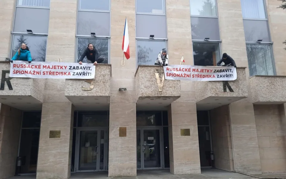 V Ruském domě protestovali v únoru členové skupiny Kaputin!.