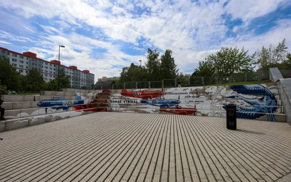 Na Černém Mostě je nový mural, je věnován letci Vybíralovi