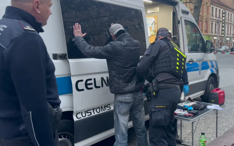 Policisté provedli zátah na Andělu a Karlově náměstí, zkontrolovali dvě stě lidí