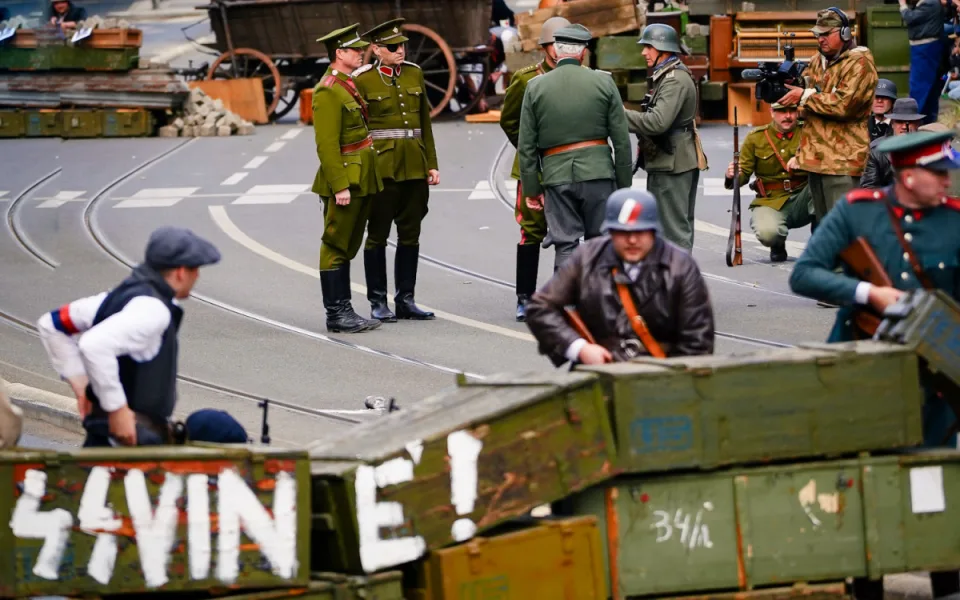 FOTOGALERIE: Tanky i plamenomety. Do ulic Prahy se v rekonstrukci vrátily boje z konce války