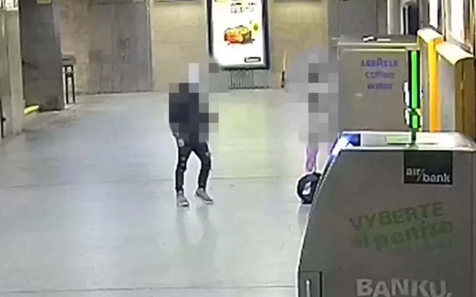 VIDEO: Mladý výtržník rozbil teleskopickým obuškem nápojový automat. Při zadržení u něj strážníci našli nůž