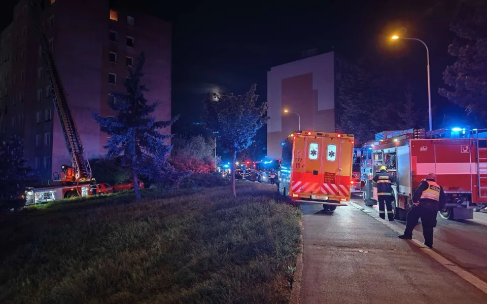 U nočního požáru bytu v Řepích zasahovali hasiči i záchranáři. Jeden z obyvatelů bytu nepřežil